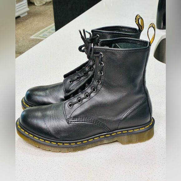 Dr. Martens Black Smooth Leather 8 Eye Lace-Up Boots Women’s 10 US Like New - Picture 3 of 9